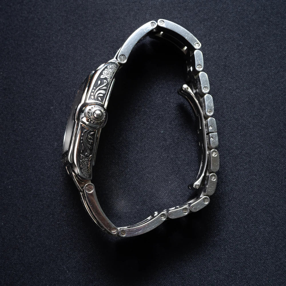 Cartier - Roadster Hand Engraved - W62000V3